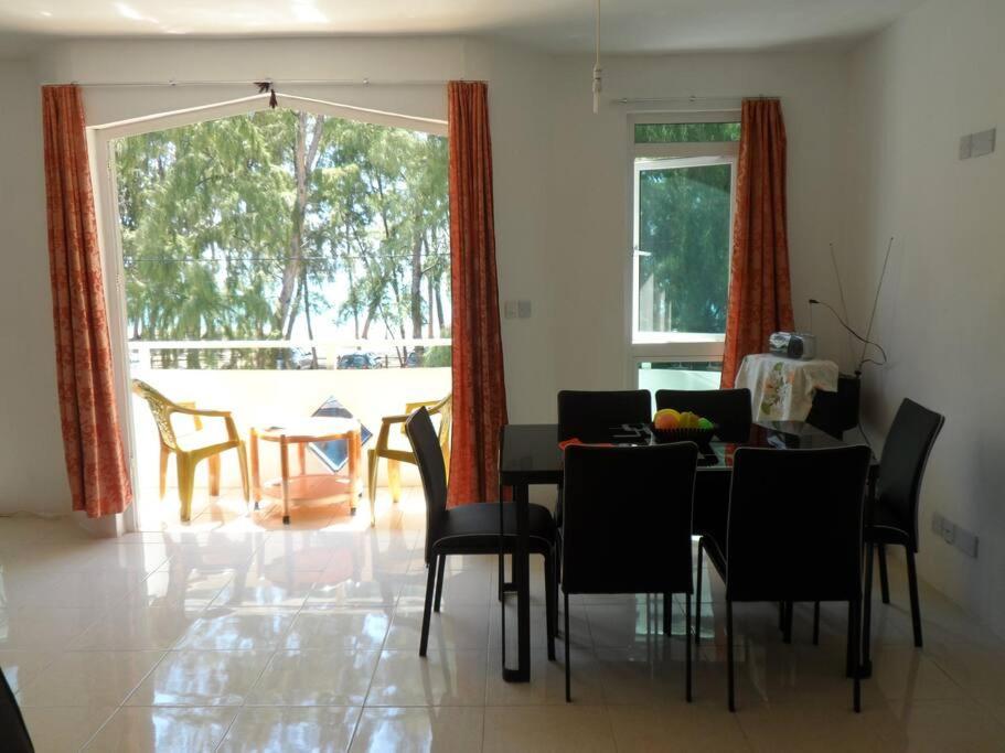 Sea Front 2 Bedrooms Apartment Flic-en-Flacq エクステリア 写真
